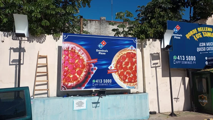 Cartelera de Domino's Pizza sobre un muro