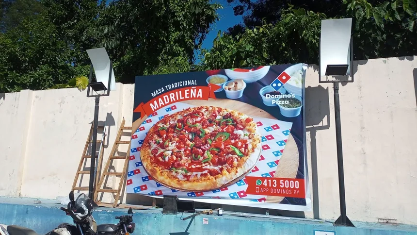 Cartelera de Domino's Pizza impresa por Sequoia
