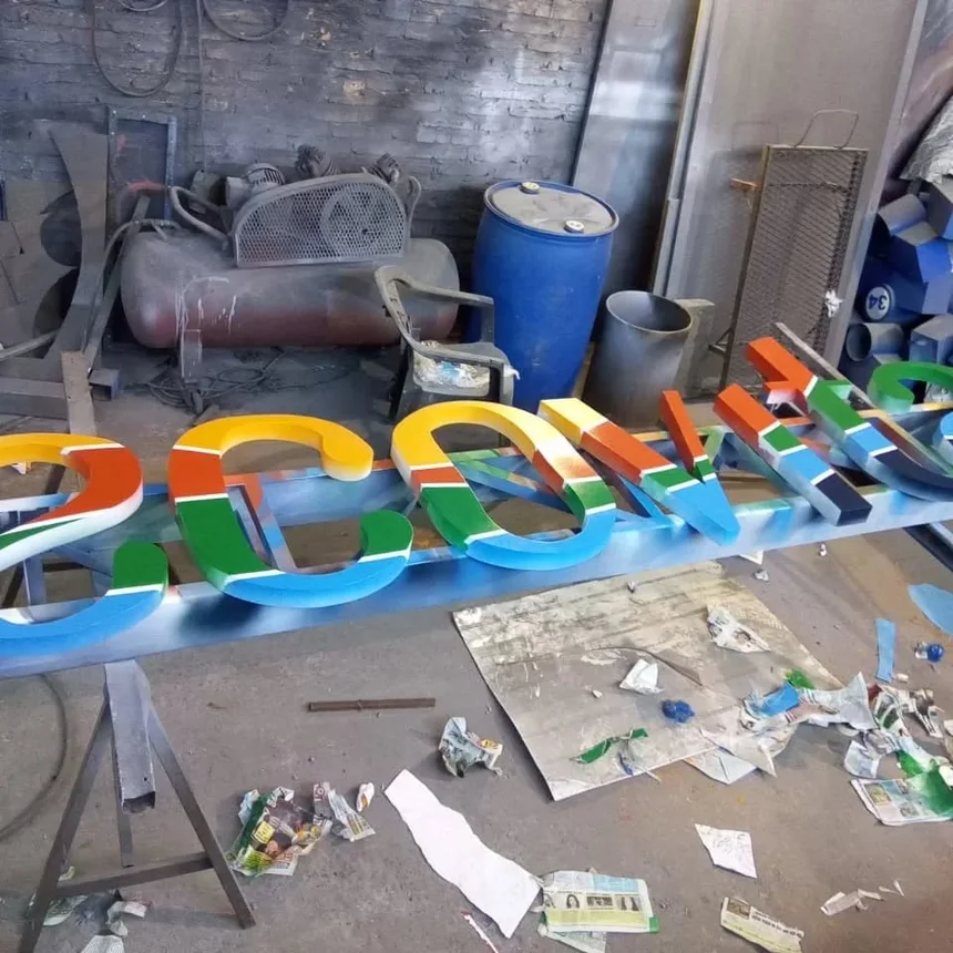 Letras corpóreas de Ecovita en el taller