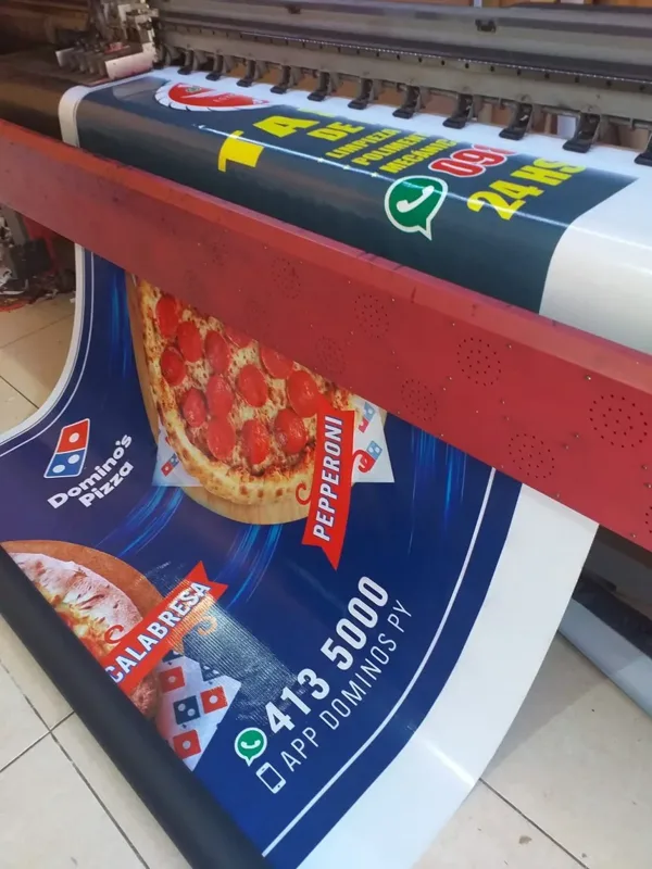 Lona de Domino's saliendo del plotter