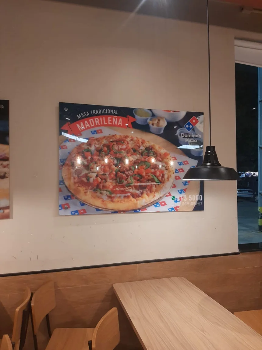 Cuadro de pizza dentro de un local de Domino's
